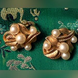 Vintage Trifari clip earrings🌟